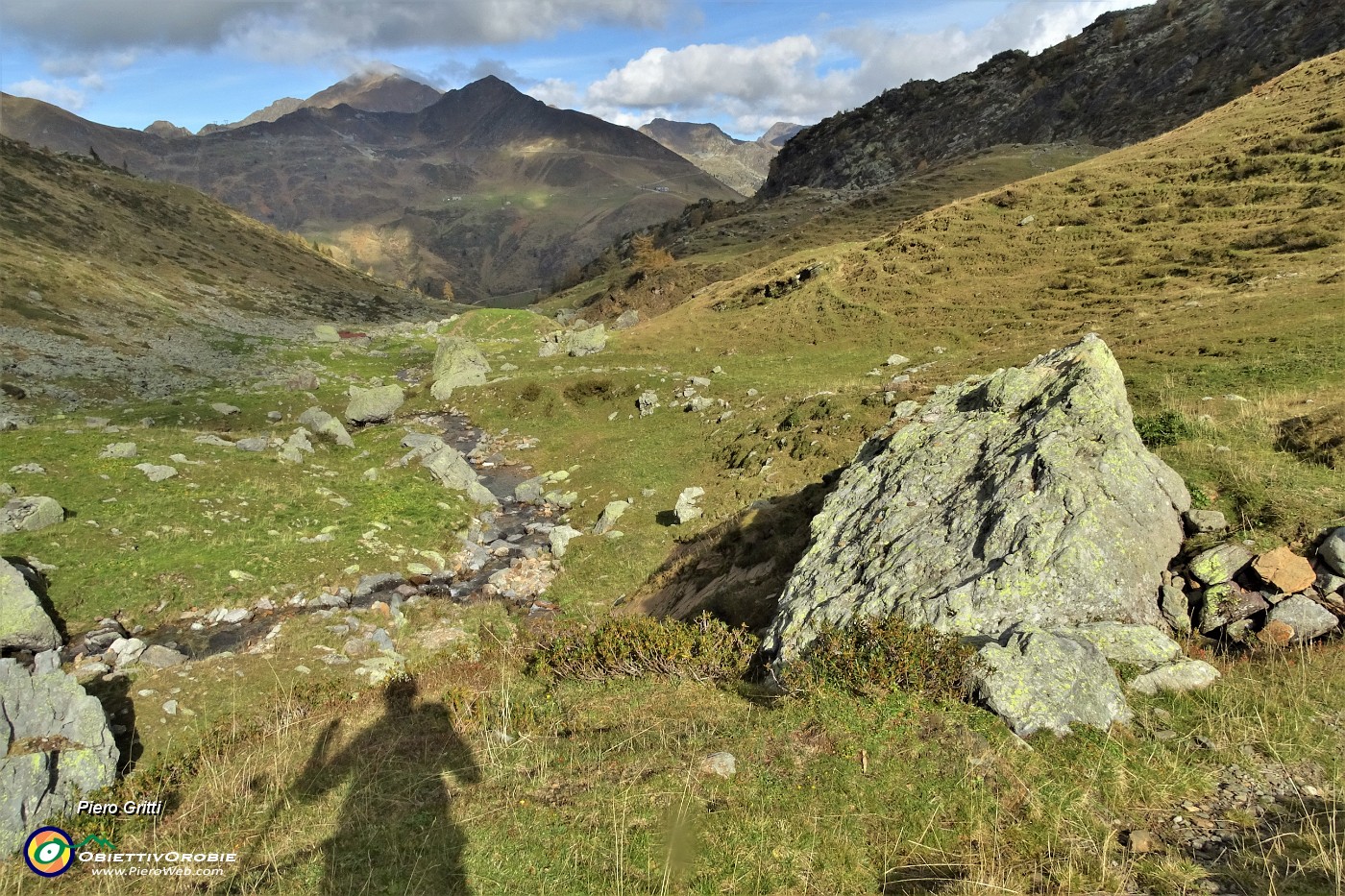 80 In discesa verso 'Alpe Agheta' con la Baita Parisolo (1821 m).JPG